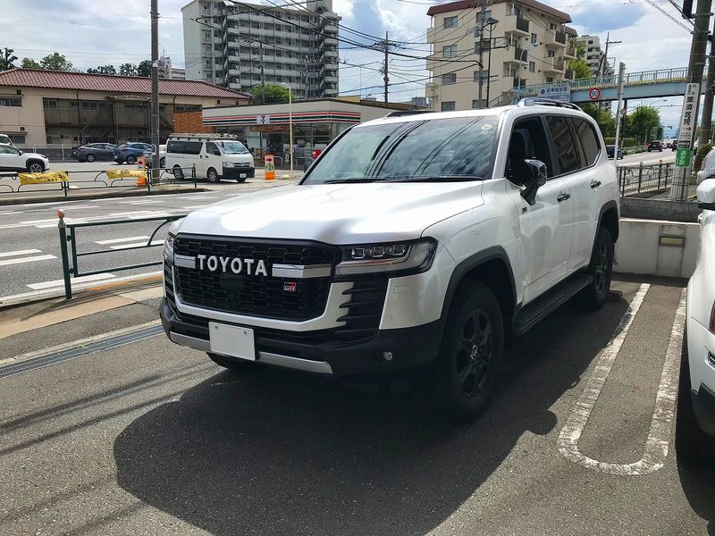 Toyota Land Cruiser has undergone a full model change.