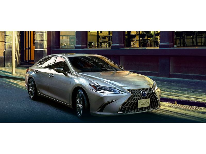 The Lexus middle class sedan "ES" has been significantly improved.